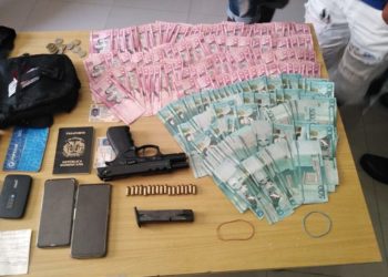 Apresan dos hombres con arma de fuego ilegal y alta suma de dinero en efectivo