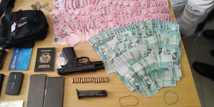Apresan dos hombres con arma de fuego ilegal y alta suma de dinero en efectivo