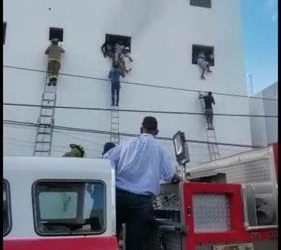 Fuego en clínica de La Romana; evacuan a más de 40 personas