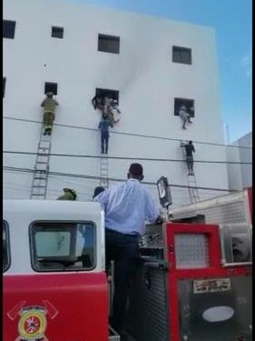Fuego en clínica de La Romana; evacuan a más de 40 personas