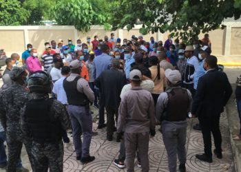 Protestan contra Barrick Gold frente a la Fiscalía de Monte Plata; siete personas fueron citadas