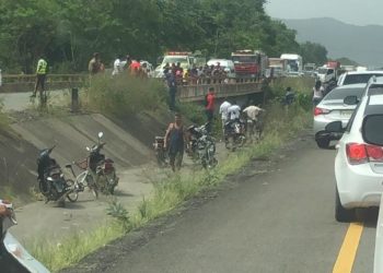 Dos muertos al caer vehículo al vacío en puente de la autopista Duarte, Bonao