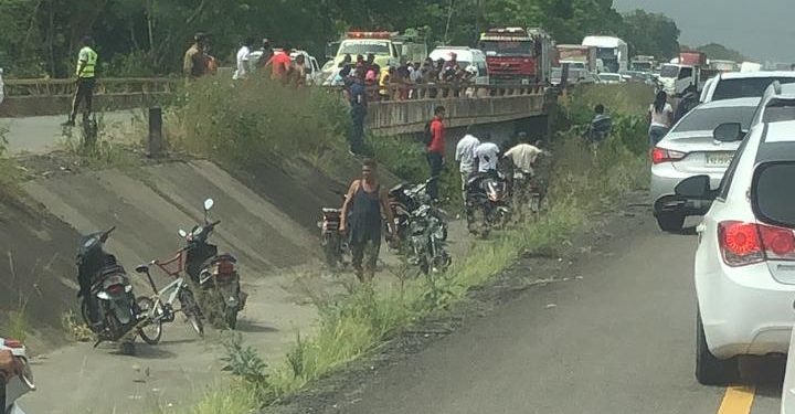 Dos muertos al caer vehículo al vacío en puente de la autopista Duarte, Bonao