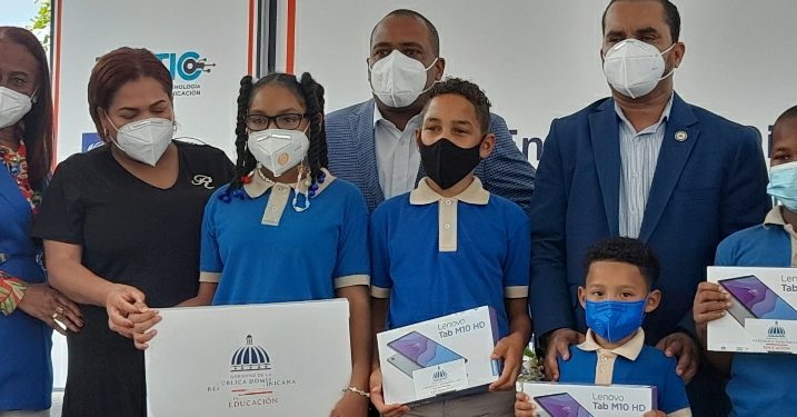 Minerd inicia entrega de dispositivos tecnológicos en Monte Plata