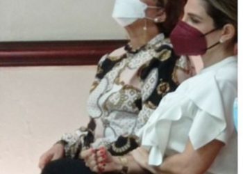 Con rosario en mano, esposa de Jean Alain presente en audiencia de recurso de apelación