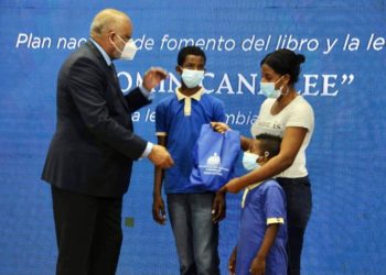 Ministerio de Educación lanza programa Dominicana Lee; distribuira biblias en las escuelas