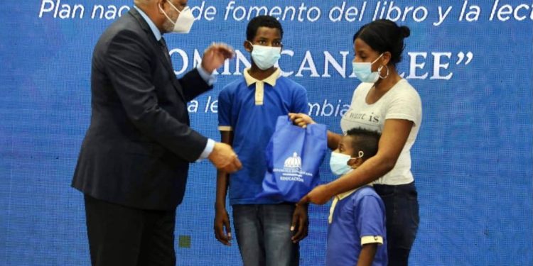 Ministerio de Educación lanza programa Dominicana Lee; distribuira biblias en las escuelas