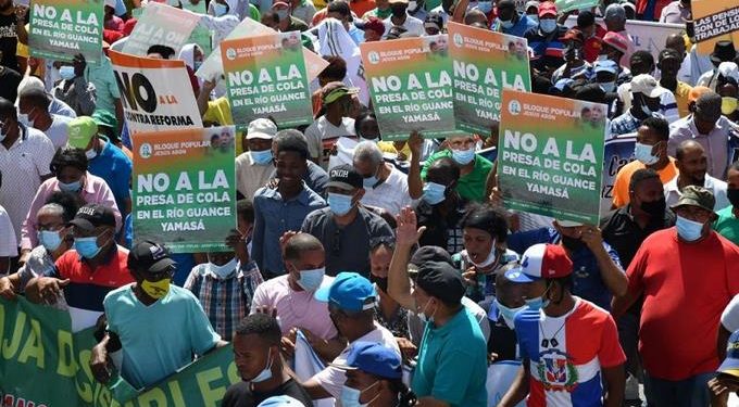 Marchan hasta el Palacio Nacional en rechazo a la construcción de una presa de cola en Cuance, Yamasá