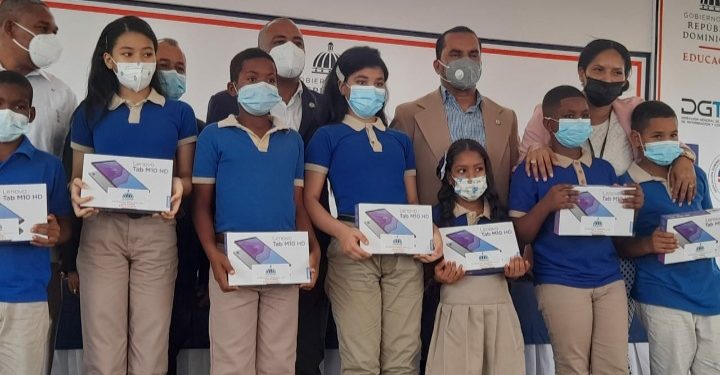 MINERD continúa entrega de dispositivos tecnológicos en Yamasá y Peralvillo