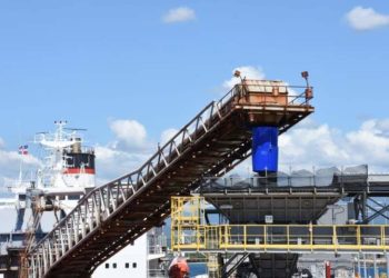 Barco de Colombia descarga 60 mil toneladas de carbón en Punta Catalina