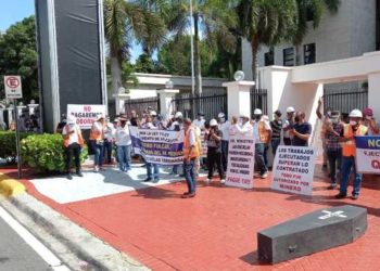 Protestan frente al MINERD en reclamo de pago por cubicaciones de escuelas