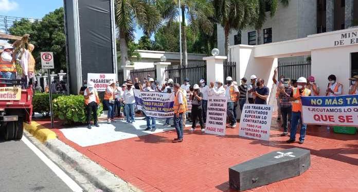 Protestan frente al MINERD en reclamo de pago por cubicaciones de escuelas