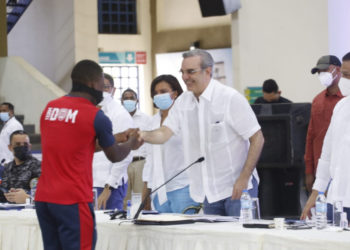 Presidente Luis Abinader se reúne con juntas de vecinos;  anuncia reparación masiva de 1,000 viviendas en Monte Plata