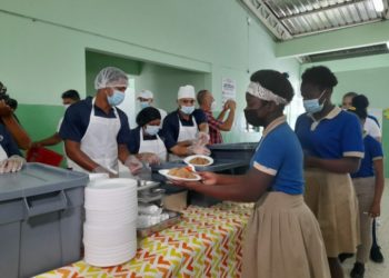 Un millón cien mil estudiantes almorzaron hoy en la Jornada Extendida