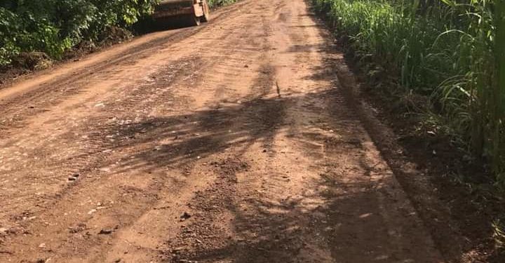 Alcalde Manuel Pantalio inicia arreglo de carretera demandada por los municipes