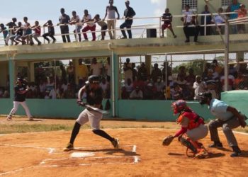 Realizan juego béisbol profesional pro mujeres con cáncer