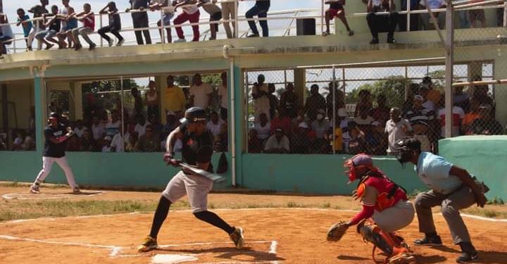 Realizan juego béisbol profesional pro mujeres con cáncer