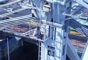 Hombre que amenazaba con lanzarse del puente Duarte baja tras negociar con Alicia Ortega