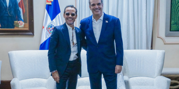 Presidente Abinader recibe en el Palacio Nacional a Marc Anthony
