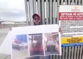 Video | Exempleado de Barrick Gold se encadena frente a la empresa exigiendo cumplimiento de sentencia por demanda de accidente laboral