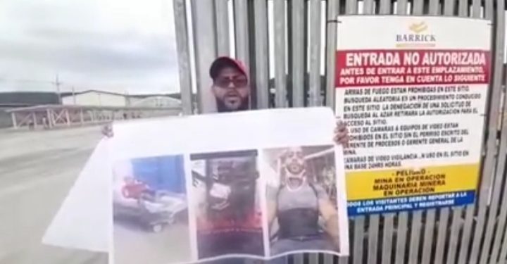 Video | Exempleado de Barrick Gold se encadena frente a la empresa exigiendo cumplimiento de sentencia por demanda de accidente laboral