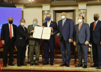 Presidente Abinader entrega Premio Nacional de Periodismo 2021 a Ramón de Luna