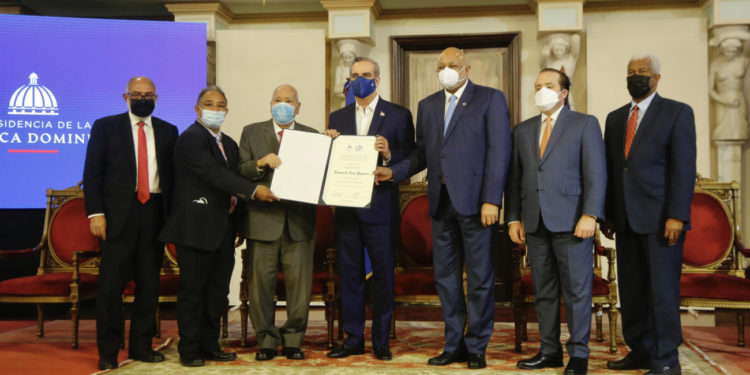 Presidente Abinader entrega Premio Nacional de Periodismo 2021 a Ramón de Luna