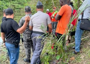 Mujer se lanza al río con sus tres hijos