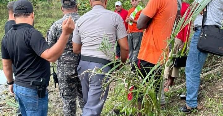 Mujer se lanza al río con sus tres hijos