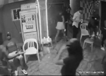 Dirección de la Policía dispone suspensión de raso captado en video agrediendo una mujer dentro de un colmado