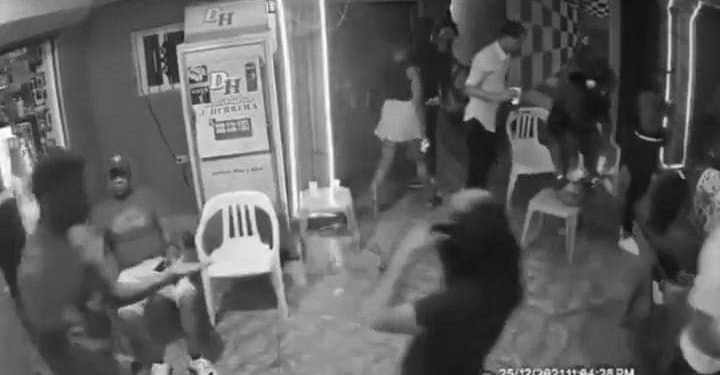 Dirección de la Policía dispone suspensión de raso captado en video agrediendo una mujer dentro de un colmado