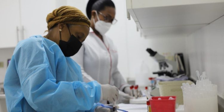 Servicio Nacional de Salud nivelará salario base de bioanalistas