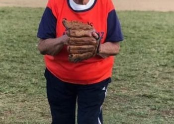 Piden pensión digna para mujer de 91 años que brinda prácticas de béisbol a jóvenes