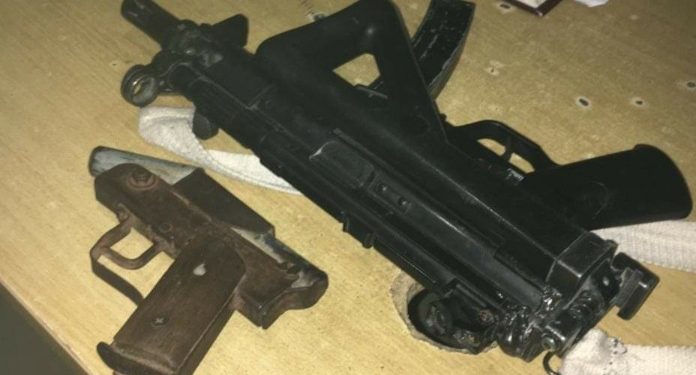 Autoridades apresan tres hombres con Fusil M-16 (Juguete) y una arma de fabricación casera durante un intento de asalto en Barahona