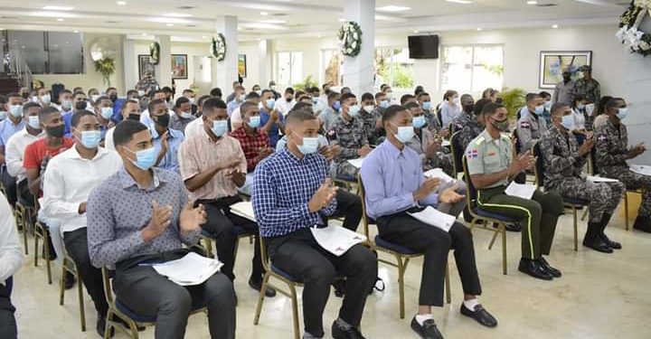 Policía recibe más de 100 aspirantes a cadetes para periodo 2022-2026