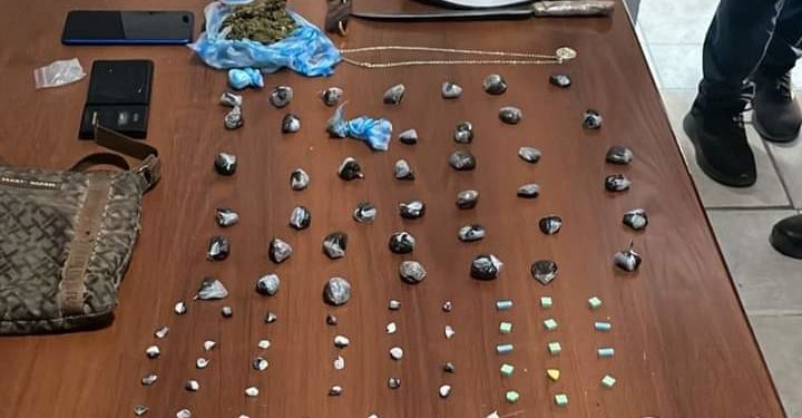 Policía Nacional apresa tres hombres por violencia, posesión ilegal de armas de fuego y drogas