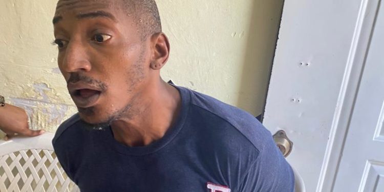 Apresan en Monte Plata hombre acusado de dar muerte a tres personas en Villa Duarte