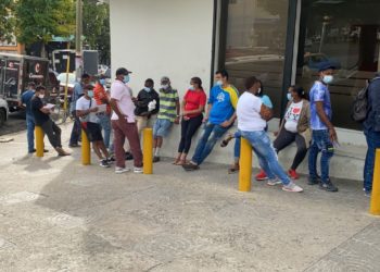 Conductores hacen largas filas para adquirir marbete en último día de plazo