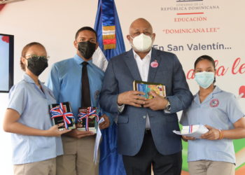 Ministro de Educación encabeza jornada de lectura en el Día del Amor