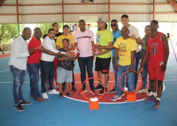 Profesor Nelson Fulcar remoza cancha multiuso en sector Los Multis Viejo, Guaricano