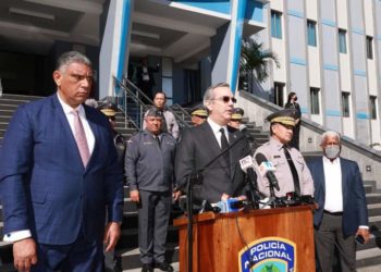 Presidente Abinader visita palacio de la Policía y encabeza reunión del Consejo Superior Policial