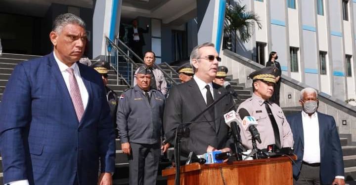 Presidente Abinader visita palacio de la Policía y encabeza reunión del Consejo Superior Policial