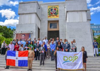 Jubilaciones y Pensiones deposita ofrenda floral en el Altar de la Patria con motivo al aniversario de la Independencia