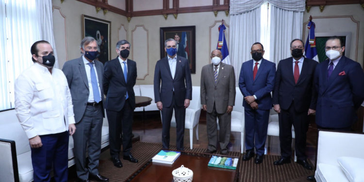 Presidente Abinader recibe al presidente del Tribunal Constitucional de España