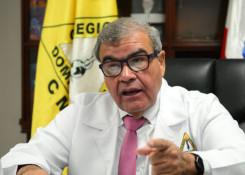 Colegio Médico critica Gobierno suspenda presentación de tarjeta vacunación