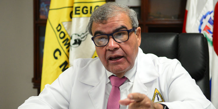Colegio Médico critica Gobierno suspenda presentación de tarjeta vacunación