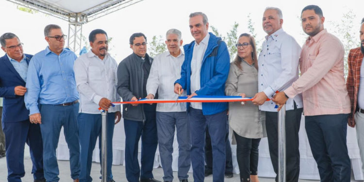 Presidente Abinader inaugura carretera Sabana Iglesia-Jánico