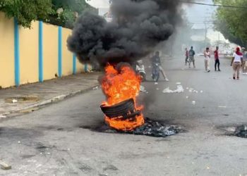 Estudiantes liceo Ercilia Pepín en SFM se lanzan a las calles