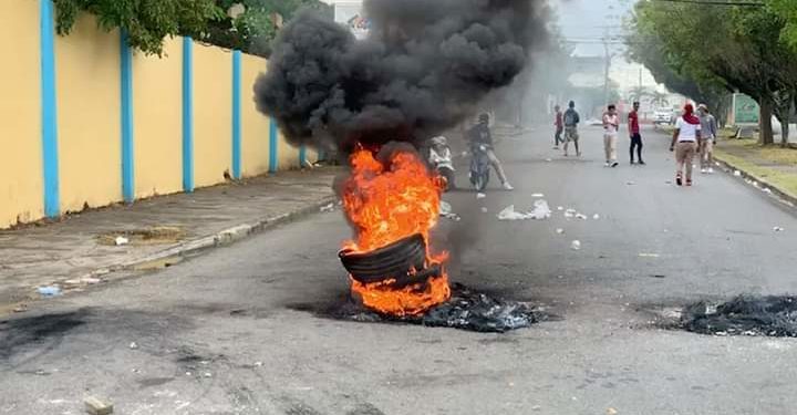Estudiantes liceo Ercilia Pepín en SFM se lanzan a las calles