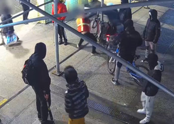 Persiguen a ocho por ataque a batazos a un repartidor de comida en el Alto Manhattan